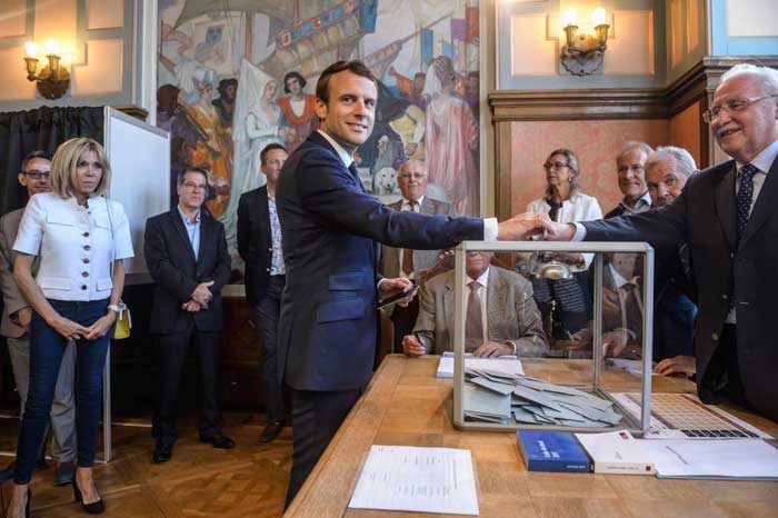 Sondeos dan la victoria a Emmanuel Macron.